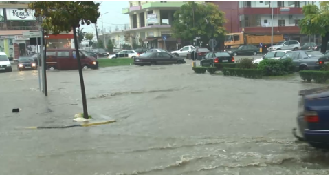 ZONAT PROBLEMATIKE/ Reshjet e dendura, përmbytje në disa qytete