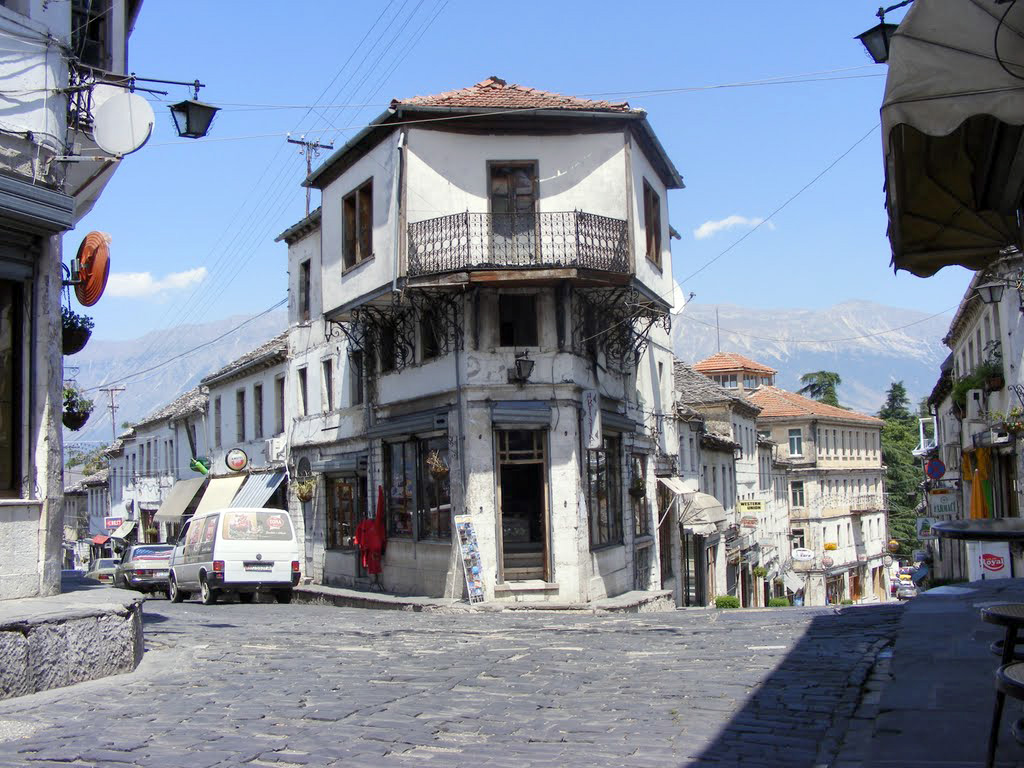 Pas daljes nga lista “e zezë” e UNESCO-s, shembet godina historike në Gjirokastër