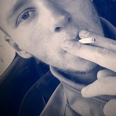 19 vjec, lajmëroi në FB vdekjen dhe më pas e kreu