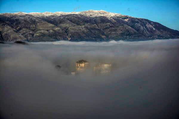 FOTO LAJM/ Gjirokastra “mbytet” në mjegull