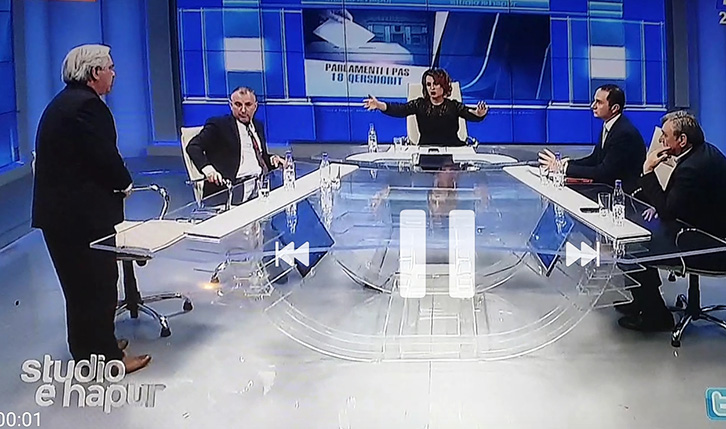 Skënder Gjinushi – Eni Vasilit: E keni kthyer studion në hale