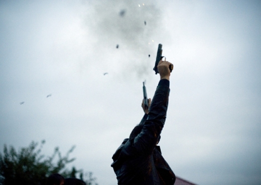 Greqi, terrorizohen njerëzit, një person qëllon me armë në gjykatë