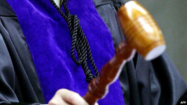 Ndodh edhe kështu, gjykata nuk lejon më shumë se 50 protestues