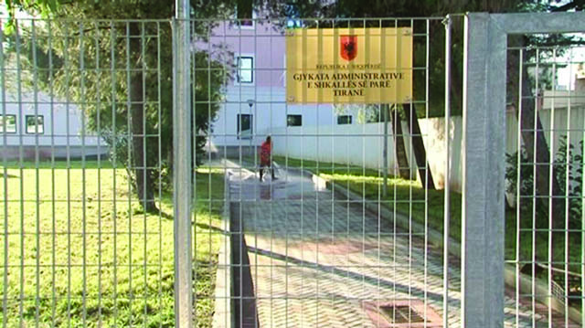 I jep 500 mijë lekë gjyqtares, shpallet në kërkim 35 vjeçari