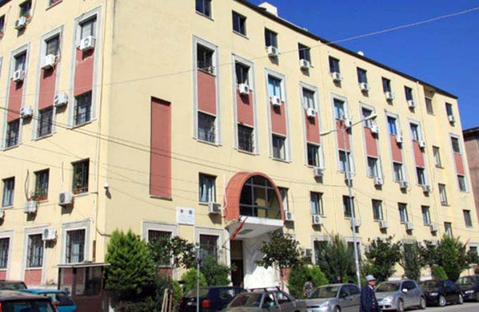 FOTO/ Durrës, burrat në qeli gratë “pushtojnë” gjykatën: Vrasësit jashtë, fukarenjtë në burg