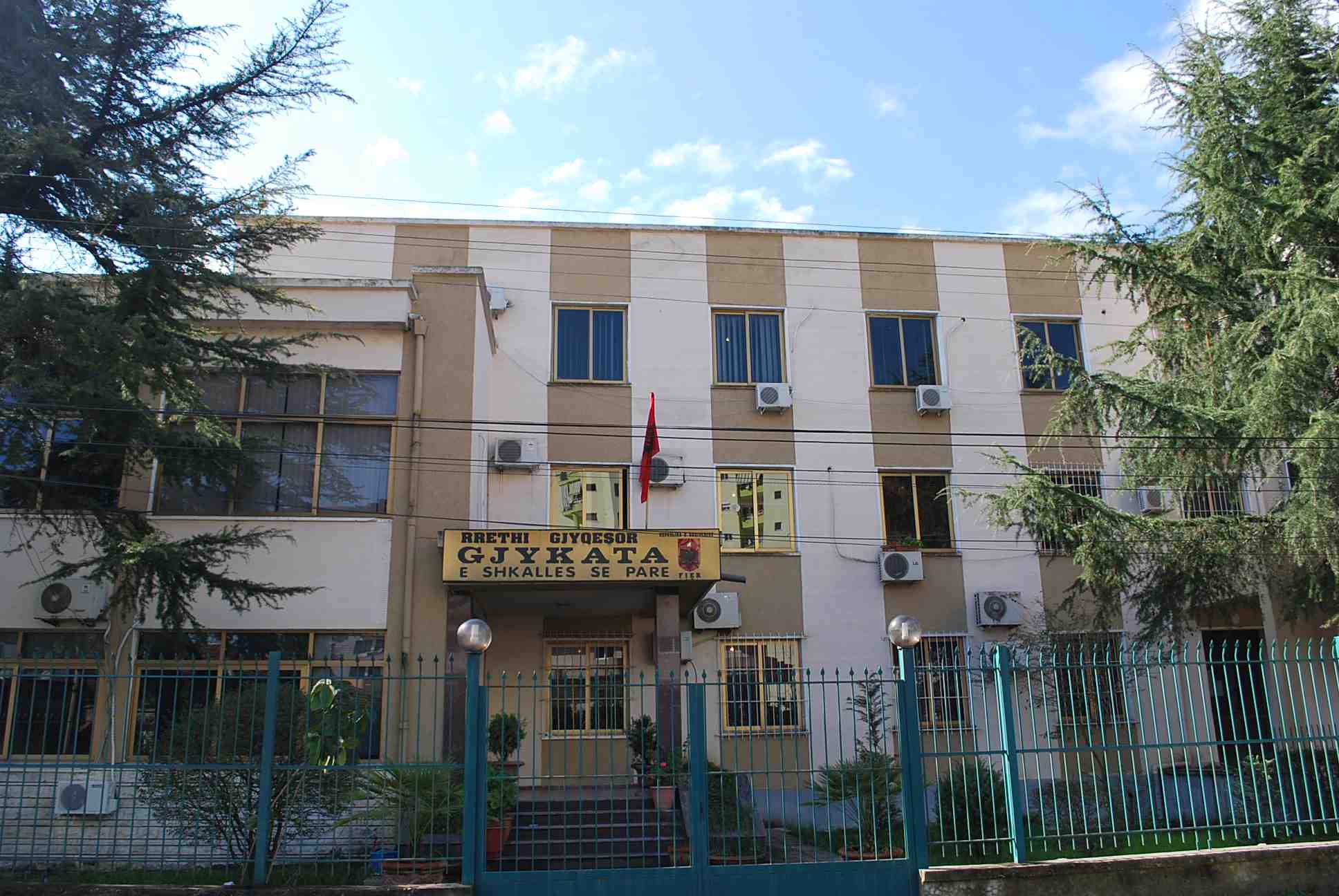 SKANDALI/ Fier, ja cfarë kishte vendosur gjykata për burrin që hodhi gruan nga ballkoni