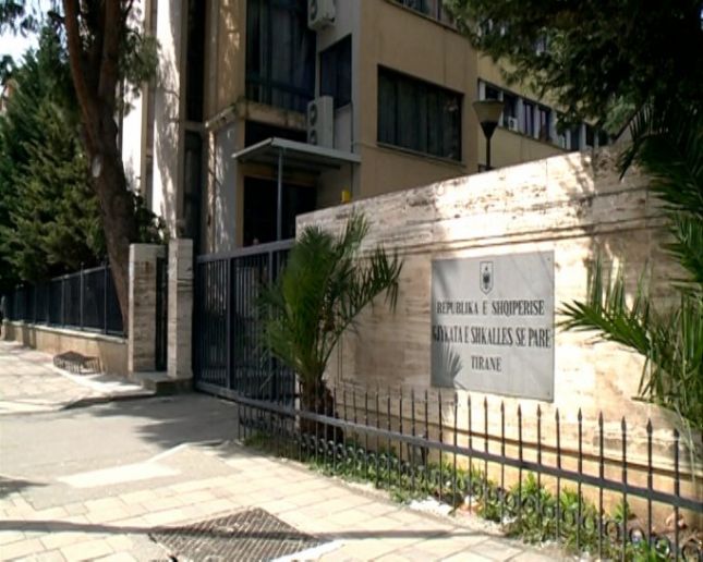 Përndoqi ish të dashurin biznesmen, dënohet 32-vjeçarja