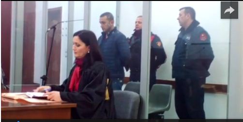 Lihen në burg nga gjykata dy nga grabitësit e bankës, organizatori shfaq shenja pendese