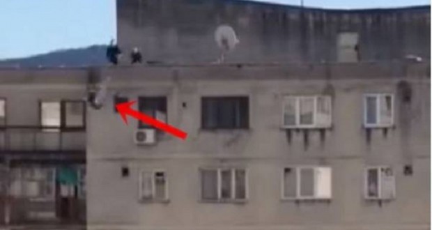 VIDEO/ Filmohet vetëvrasja e gjyqtarit, u hodh nga kati i 10