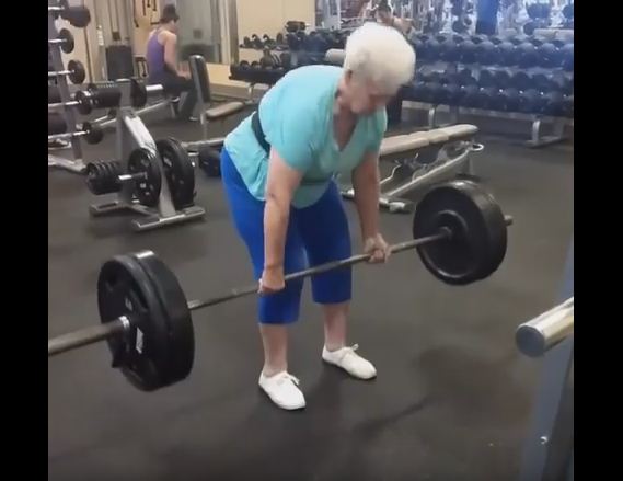 VIDEO/ Njihuni me gjyshen që ngre 111 kg