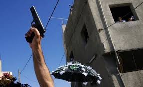 Godet me armë zjarri mbi babai, në pranga 22 vjeçari