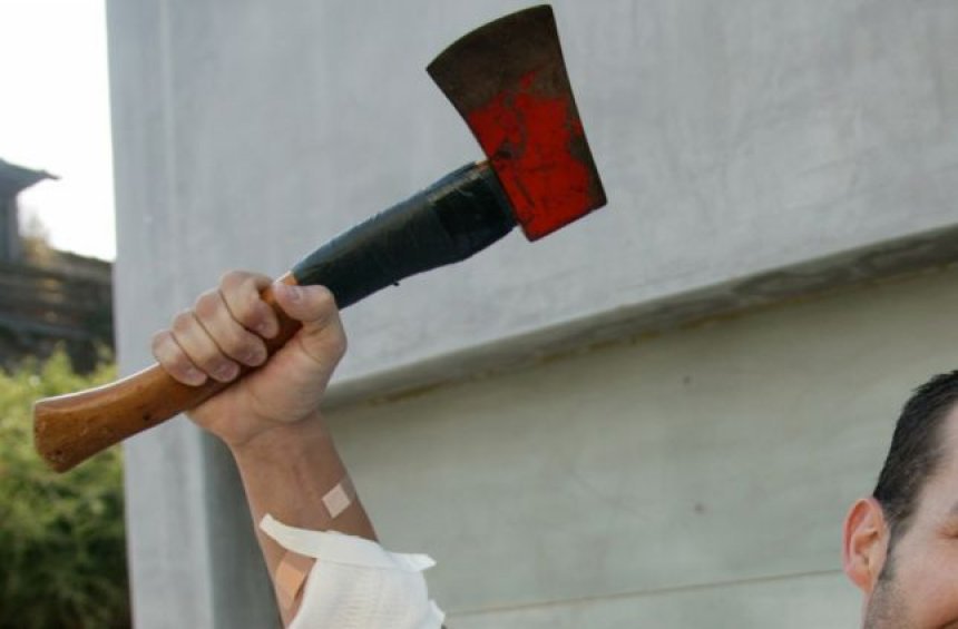 Durrës, kërcënon komshiun me sopatë dhe i thyen xhamat e makinës, 30 vjeçari bie në pranga