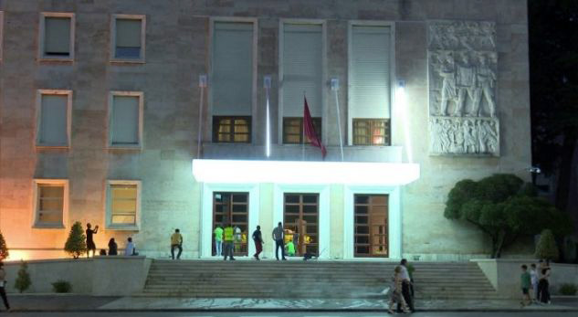 VIDEO/ Frikë nga protesta, Edi Rama po mbulon me skela hekuri kryeministrinë