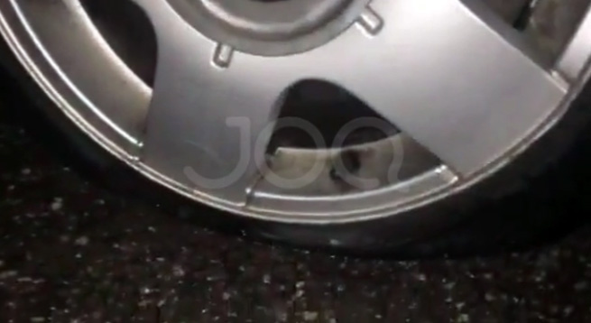 VIDEO/ Tmerr i “rilindjes urbane”, në autostradën Tiranë-Durrës hapen gropa mes asfaltit, 7 makina me goma të çara