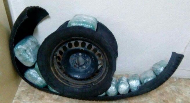 FOTO/ Greqi, arrestohen 3 shqiptarë kishin fshehur 9,5 kg drogë në gomën rezervë