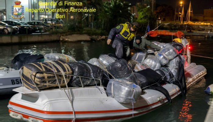 Gomone për gjueti peshkaqenësh kapet ne Bari me 1.5 ton “mall” nga Shqipëria