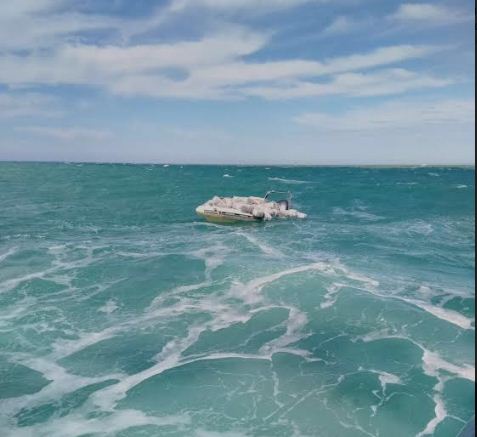 ENIGMA/Anija e forces detare gjen nje gomone me hashash te braktisur afer Sazanit