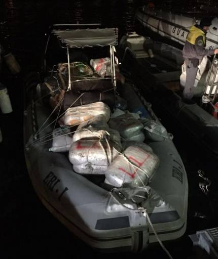 Rreth 2 ton kanabis “humbin kot” në Bari, 3 vlonjatë në pranga