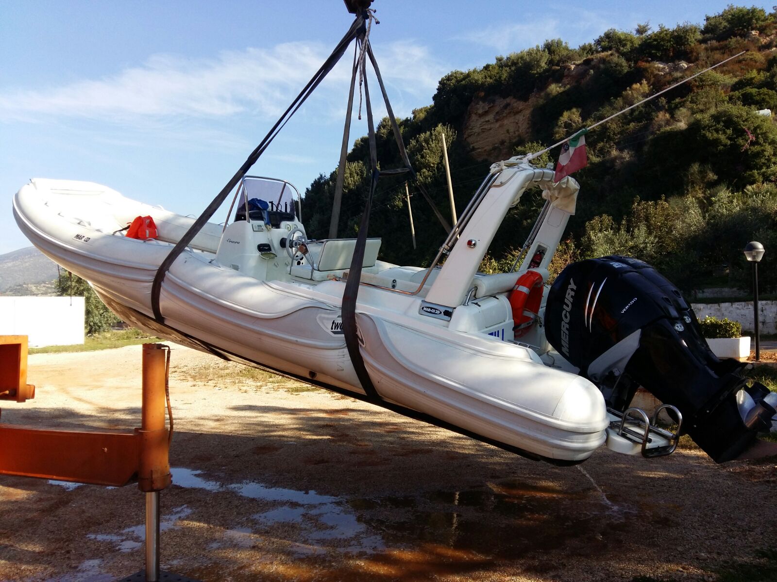 FOTO/Rikthehen gomonet, policia kap 800 kg drogë në Rradhimë