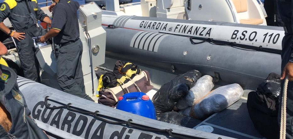 300 kg drogë nga Shqipëria drejt Italisë, bllokohet gomonia, arrestohen dy shtetas