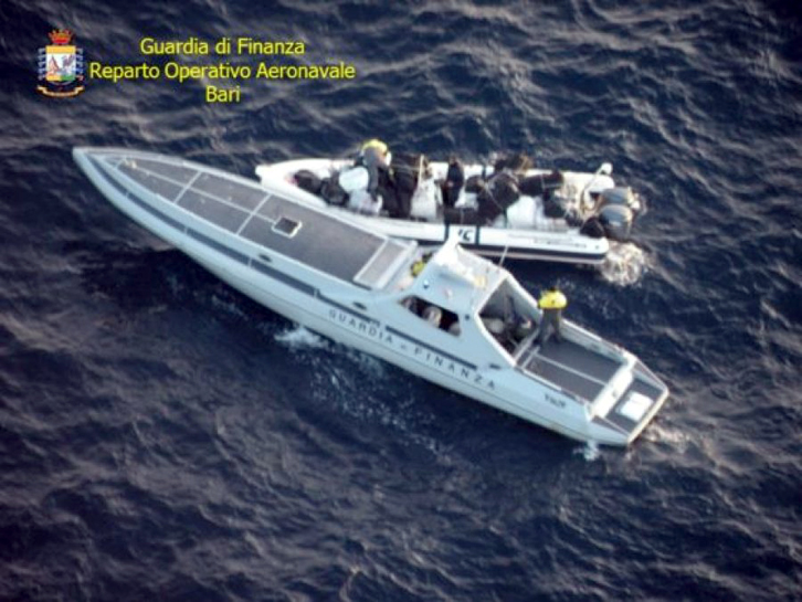 VIDEO/ Ndjekja në det, kapen 15 milionë euro drogë që ishte nisur nga Shqipëria për Itali