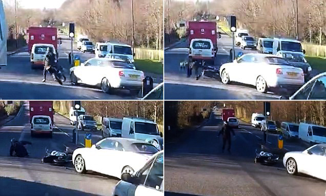 VIDEO/ Shoferja “e paduruar” “ngre në ajër” burrin me motoçikletë