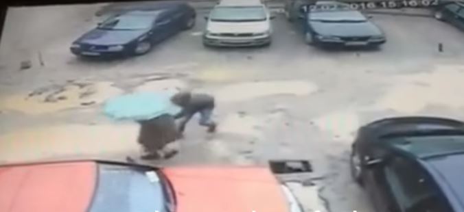 VIDEO/ I riu grabit gruan dhe e shtyn në pusetë