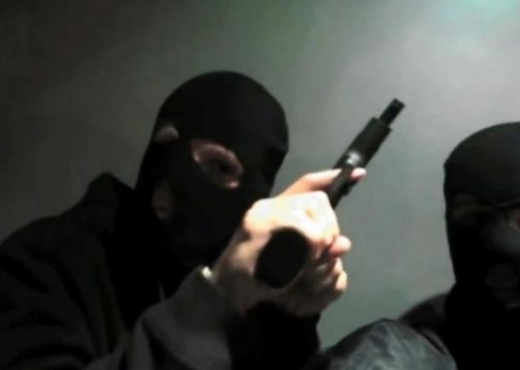 Tre persona me maska dhe të armatosur, i hyjnë në dhomën e gjumit dhe i grabisin dy kasaforta biznesmenit