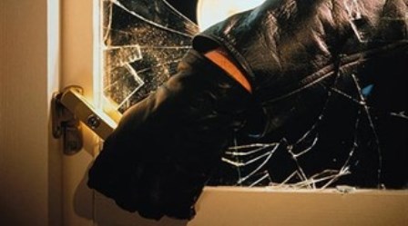 Tiranë, sërish grabitje në rrugë, mijëra euro dhe një automjet