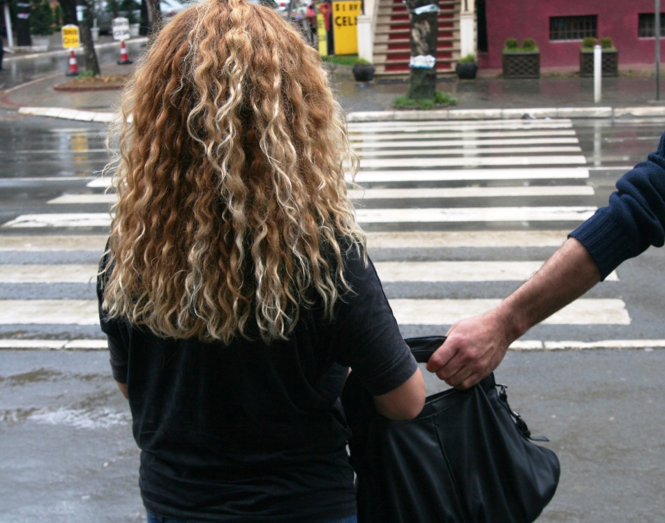 Durrës, vidhte celularë dhe “arratisej” me biçikletë, prangoset vlonjati