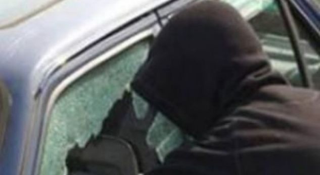 Tiranë, grabitet makina nën kërcënim, plagoset me armë shoferi