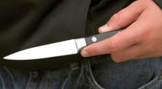 Tiranë, 40 vjeçari grabit me armë adoleshentin