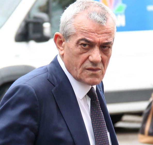 Gramoz Ruci mbledh roskovecarët për lejet e legalizimit dhe iu flet për zgjedhjet dhe qeverinë teknike