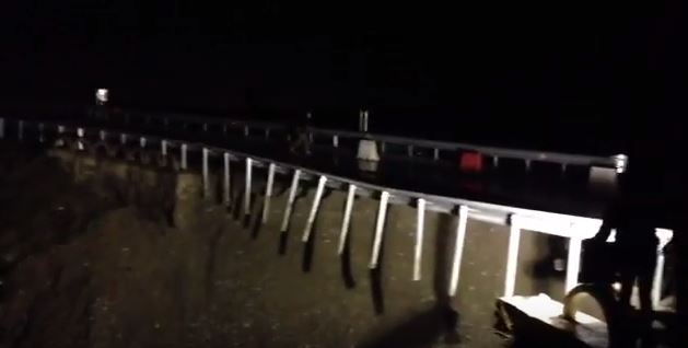 VIDEO/Izolohet Gramshi, ujërat shembin rrugën