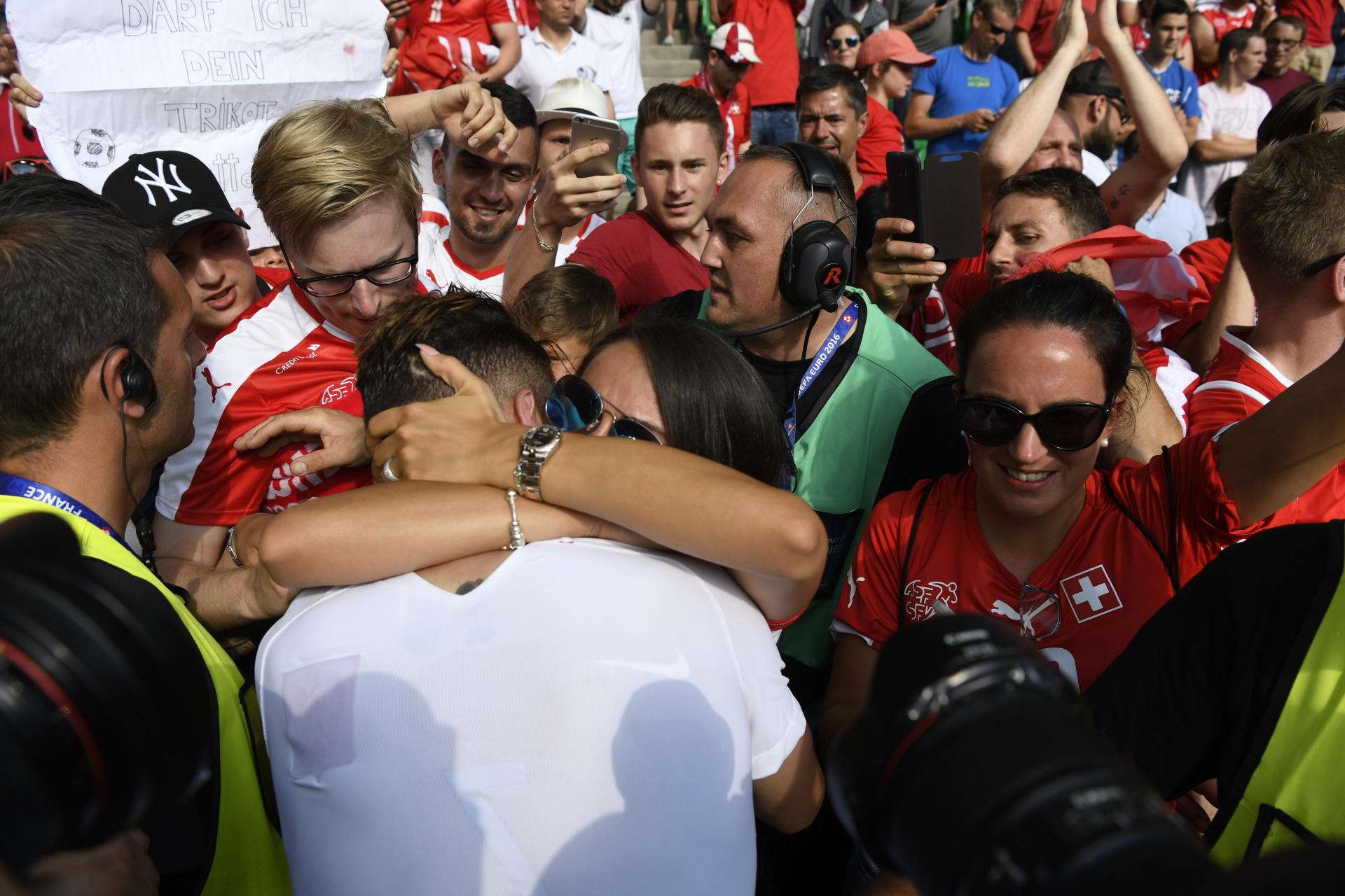 FOTO/ Pas humbjes së penalltisë, Xhaka gjen ngushëllim tek e dashura
