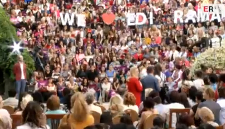 FOTO LAJM/ Gratë e Elbasanit në delir: We love you Edi Rama