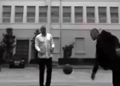 VIDEO/ Rama relaksohet te koshi i basketbollit, gardisti argëtohet duke mbledhur topat