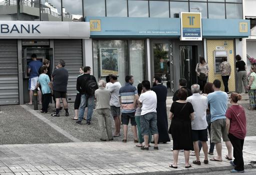 Tsipras trondit Greqinë, mbyll për një javë të gjitha bankat