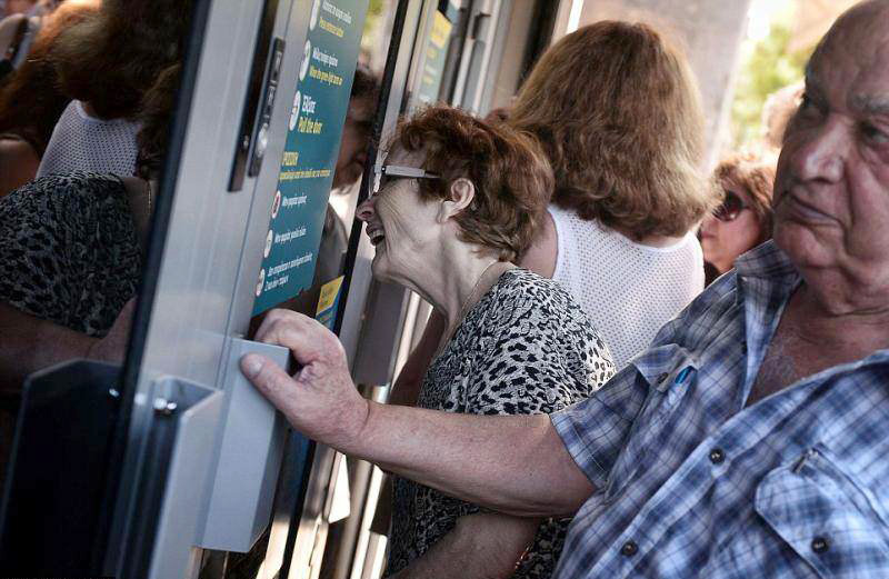 Greqi, bankat në alarm: Po mbarojnë paratë