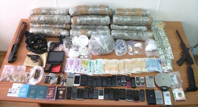 FOTO/ Greqi, shkatërrohet banda e trafikut të drogës, arrestohen dy shqiptarë