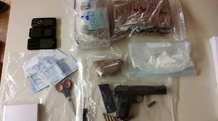 Greqi, bllokohen 2.5 kg kokainë, 3 shqiptarë në pranga dhe 2 të tjerë në kërkim