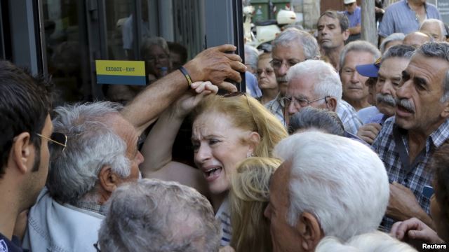 Greqi, emigrantët shqiptarë rrezikojnë pensionet dhe kursimet në banka