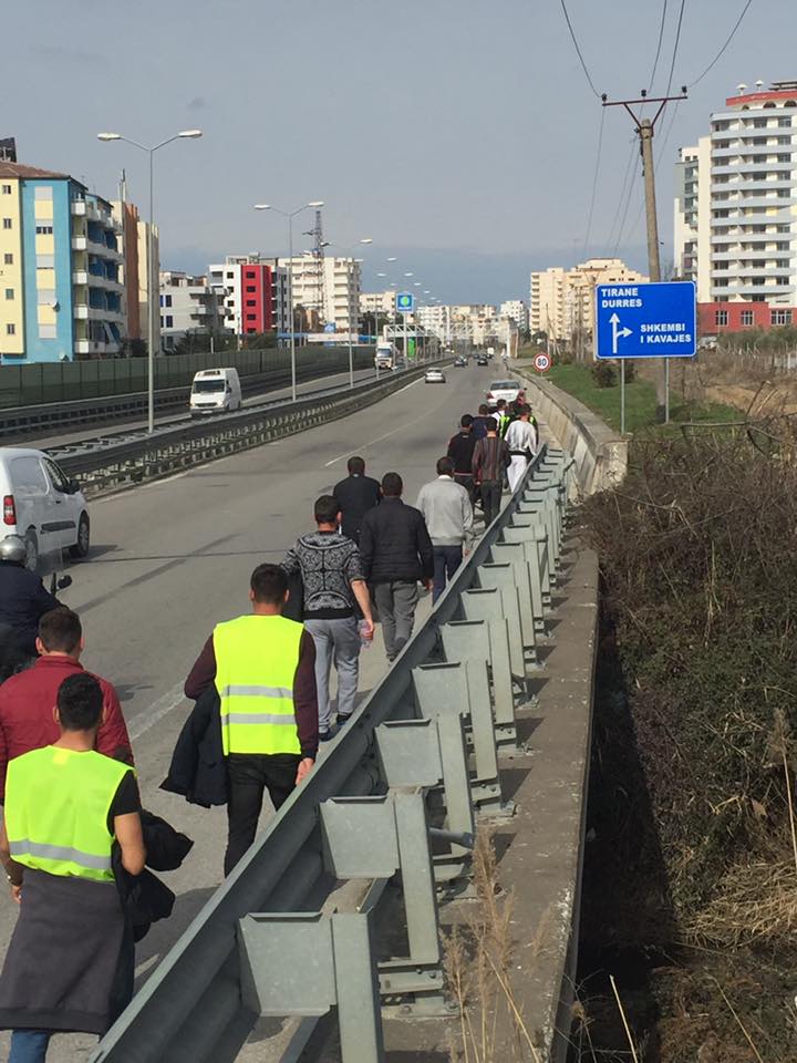 Grevistët e Sharrëzit në Durrës, për pak orë mbërrijnë në Tiranë