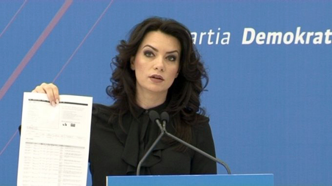 FOTO/ Grida Duma fiton gjyqin me Erion Veliajn dhe vëllanë e tij