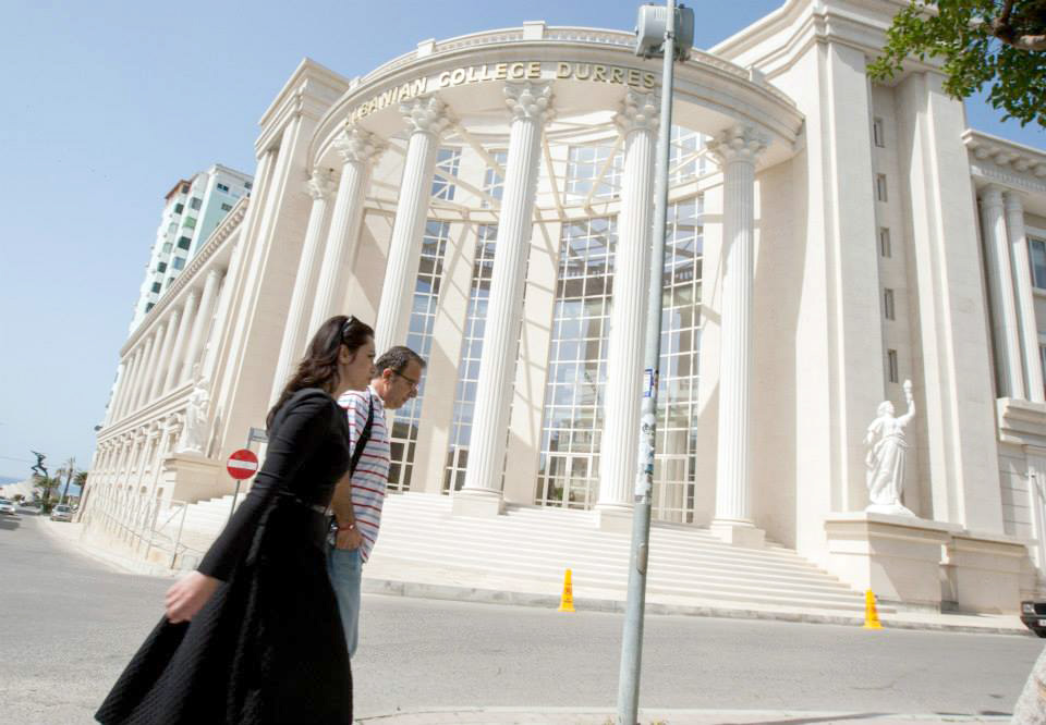 FOTO GALERI/ Grida Duma takim me banorët në Durrës, nën shoqërinë Ardit Gjebresë