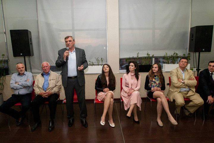 FOTOLAJM/Grida Duma në fushatë me rivalët në opozitë