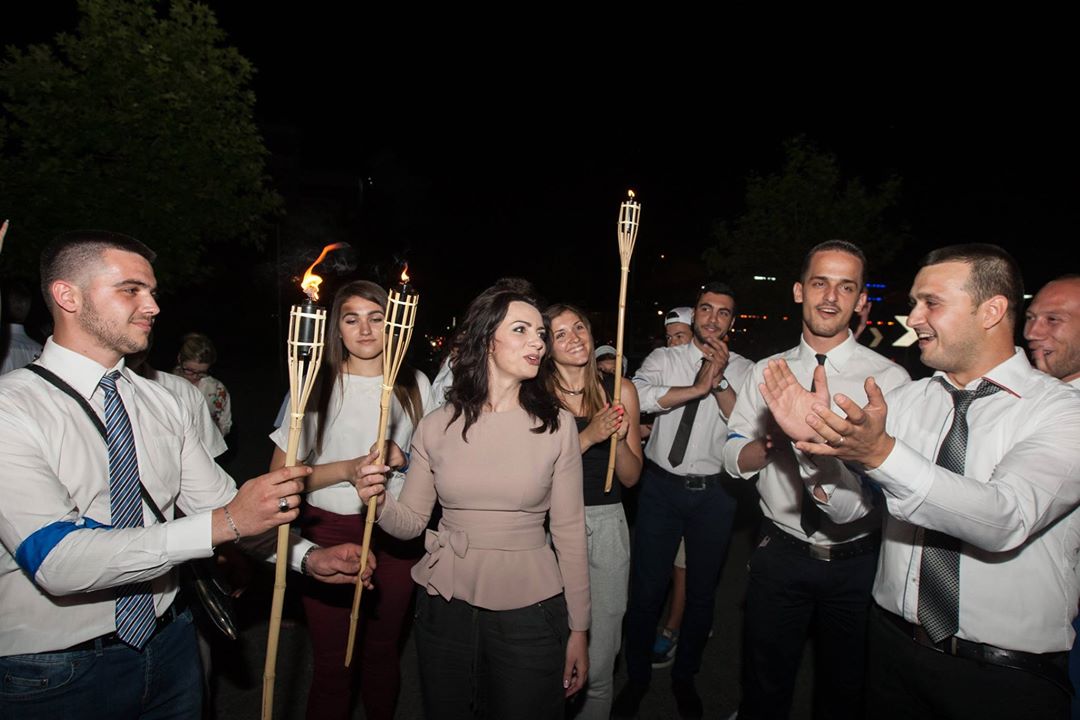 FOTO LAJM/ Grida Duma sfidon me pishtarë, errësirën e rrugëve të Durrësit