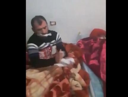 VIDEO/ Deputetja e PS refuzohet nga grevistët e Zharrëzës, i grisin në sy raportin që nuk parashikonte dëmshpërbim