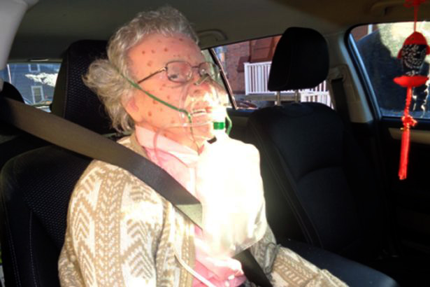 FOTO LAJM/ Policia thyen makinën për të shpëtuar gruan, por gjen diçka të pabesueshme