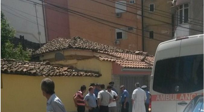 Gruaja ngjitet në çati me thikë në dorë: Do vras veten!